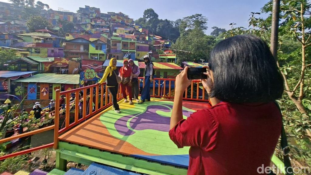 Ada spot foto yang bisa digunakan pengunjung untuk mengabadikan momen dengan latar rumah warna-warni.